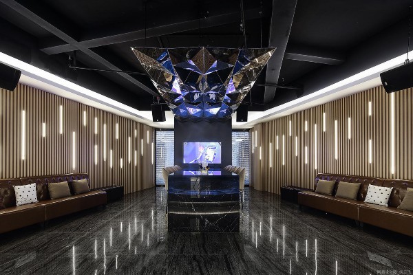 “重庆小伙巧按摩，腰酸背痛一扫光！”